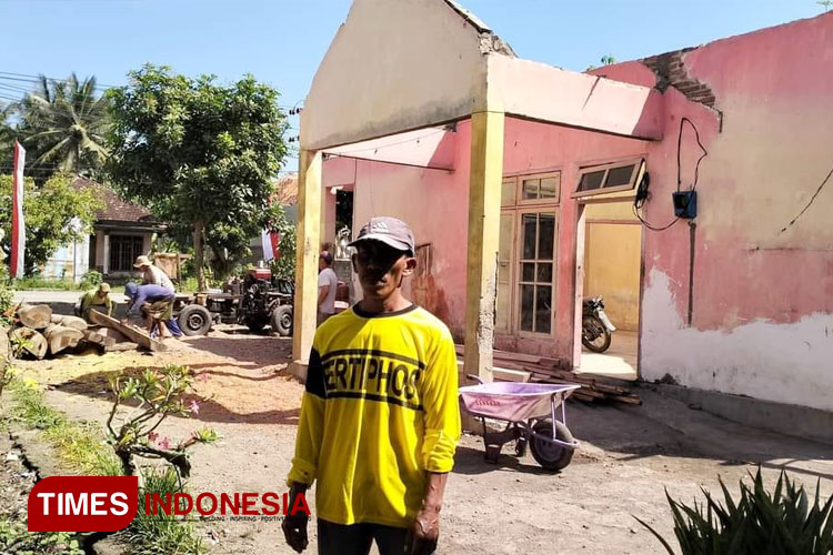 Suhari, warga Desa Sumbermulyo, Kecamatan Pesanggaran, Banyuwangi, didepan rumahnya yang terbakar pada Sabtu, 3 Agustus 2024 lalu. (FOTO: Syamsul Arifin/TIMES Indonesia)