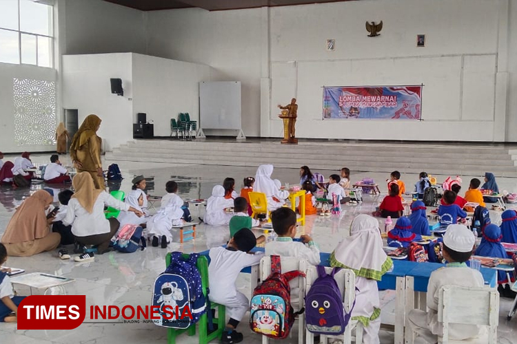 Kepala Dinas Pendidikan dan Kebudayaan Pulau Morotai, Ujang Bagindo saat memberi sambutan. Senin (12/8/2024). (Foto: Abdul Karim for TIMES Indonesia)