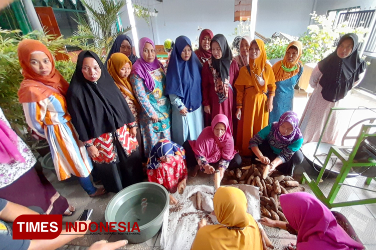 ibu-desa-Kayangan.jpg