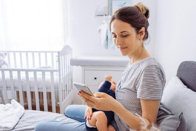 Ilustrasi - Bahaya main hp sambil menyusui (Foto: iStock)