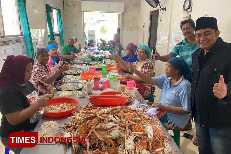 Cabup Gresik M Syahrul Munir (Kanan) saat mengunjungi sentra pengupasan rajungan di Pulau Mengare Kabupaten Gresik (Foto: Akmal/TIMES Indonesia)