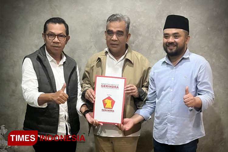 Sekretaris Jenderal DPP Partai Gerindra, H. Ahmad Muzani kepada Ketua DPC Gerindra Kota Batu, Heli Suyanto yang didampingi Ketua DPC PKB Kota Batu, Nurochman. (FOTO: Muhammad Dhani Rahman/TIMES Indonesia)