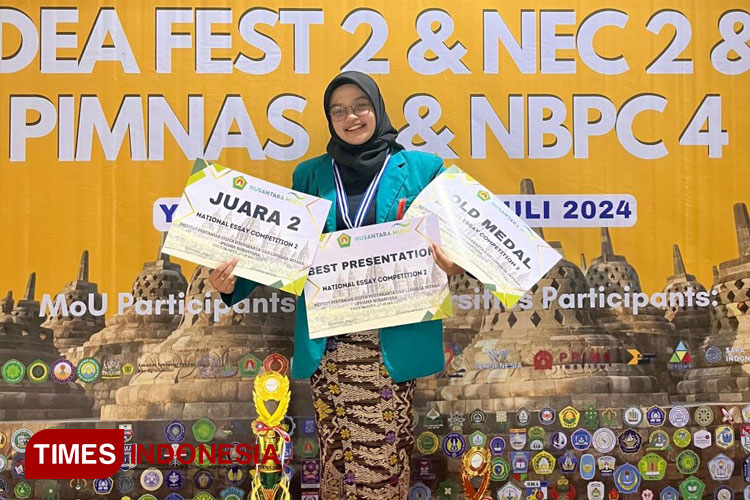 Dian Eka Darmayani, Ketua Tim Essay Mahasiswa Peternakan Unisma Malang menunjukkan piagam penghargaan dan piala gold medal, best presentation dan juara 2 pada ajang Nasional Essay Competition 2. (FOTO: AJP TIMES Indonesia)
