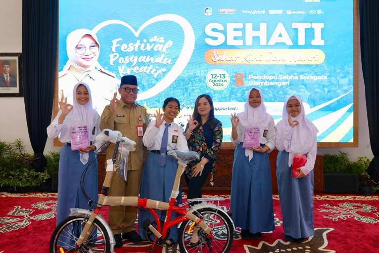 Tasya Kamila foto bersama anak-anak remaja Saat menghadiri Festival Posyandu Kreatif Banyuwangi (Foto: Humas Pemkab for TIMES Indonesia)