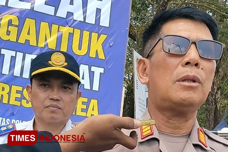 Kasat Lantas Polres Banjar memasang spanduk imbauan bagi pengendara yang mengantuk agar dapat beristirahat di rest area terdekat. (Foto: Susi/TIMES Indonesia) 