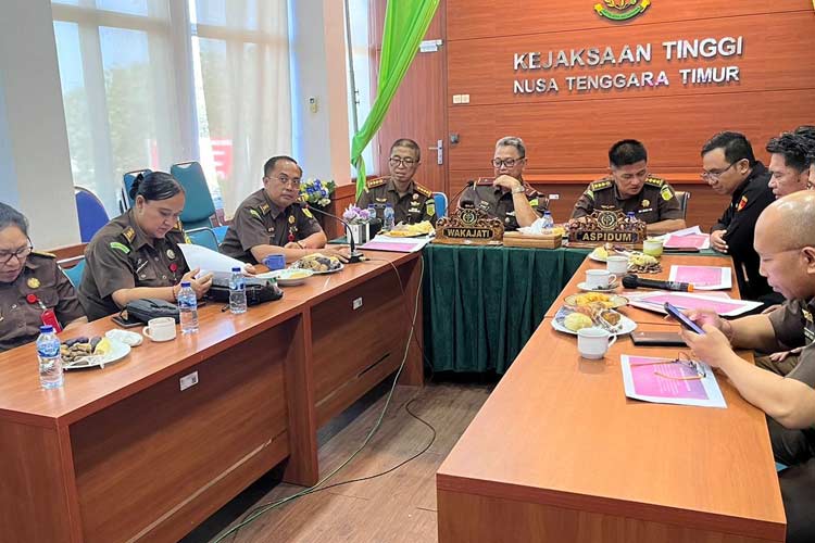 Kejati NTT saat melakukan penyelesaian perkara tindak pidana narkotika secara virtual diruang rapat Kajati NTT.(FOTO: Penkum Kajati NTT for TIMES Indonesia)