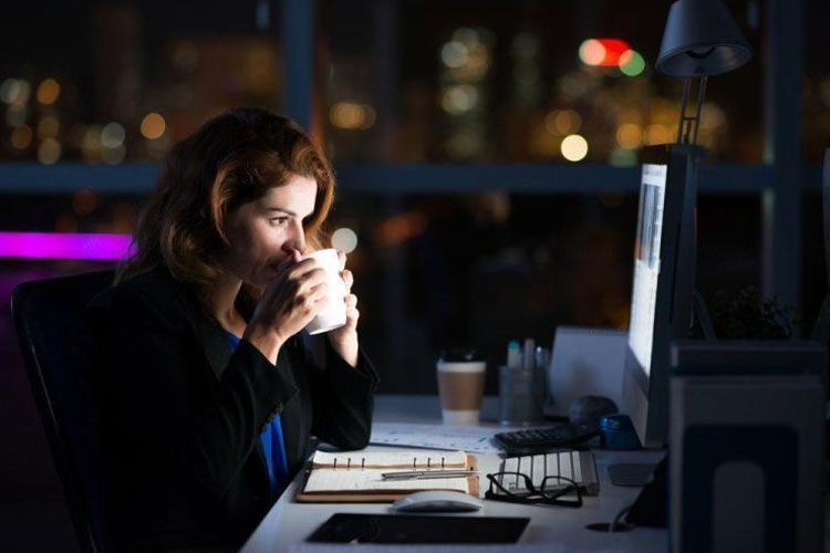 Ilustrasi - Bekerja shift malam (Foto: hellosehat)