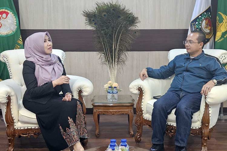 Dr. Lia Istifhama M.E.I bertemu Kepala Bakesbangpol Provinsi Jatim yang sekaligus Pj. Walikota Madiun, Eddy Supriyanto. (Foto: Dok. Sahabat Ning Lia)