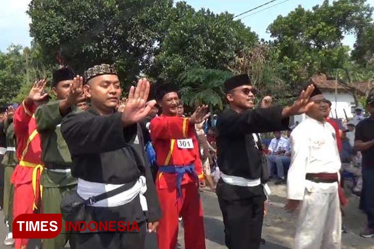 Warna-warni seragam perguruan silat berbaris dengan rapi saat mengikuti gerak jalan se-Kecamatan Ngoro, Jombang, Selasa (13/8/2024). (FOTO: Rohmadi/TIMES Indonesia)