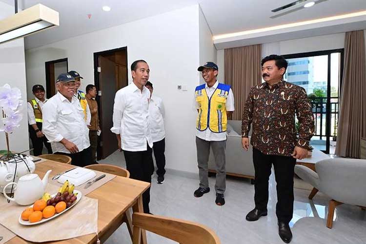 Presiden RI Jokowi saat meninjau salah satu tower hunian bagi aparatur sipil negara (ASN) yang berada di Kawasan Ibu Kota Nusantara (IKN), Kabupaten Penajam Paser Utara, Provinsi Kalimantan Timur, Senin (12/8/2024). (FOTO: BPMI Setpres)