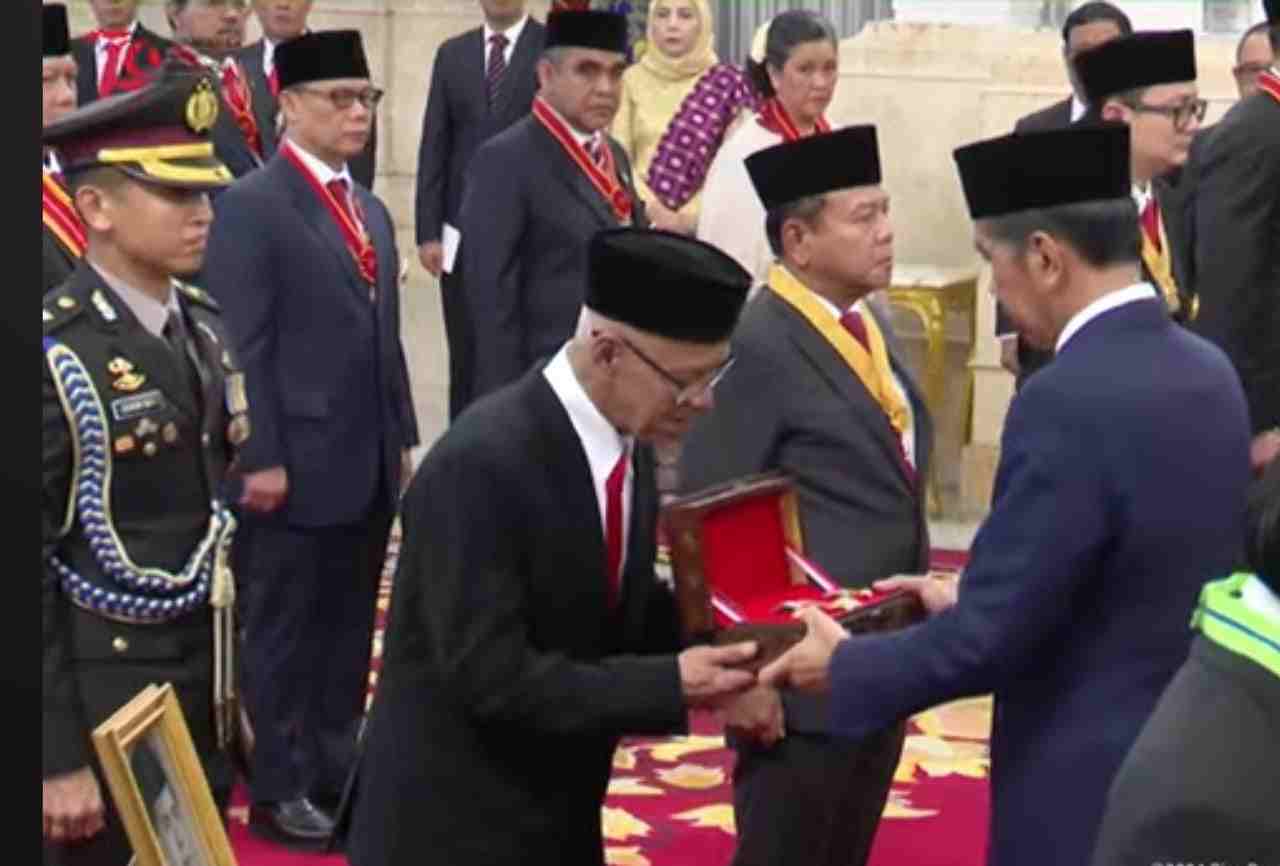 Putra sulung Kiai Ali Manshur, KH Ahmad Syakir Ali, menerima penghargaan Tanda Kehormatan Bintang Budaya Parama Dharma. (Foto: Setpres)