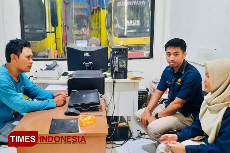 Petugas KP2KP (Kantor Pelayanan, Penyuluhan, dan Konsultasi Perpajakan) Lumajang memberikan edukasi kewajiban perpajakan kepada Pengusaha Kena Pajak. (FOTO: AJP TIMES Indonesia)