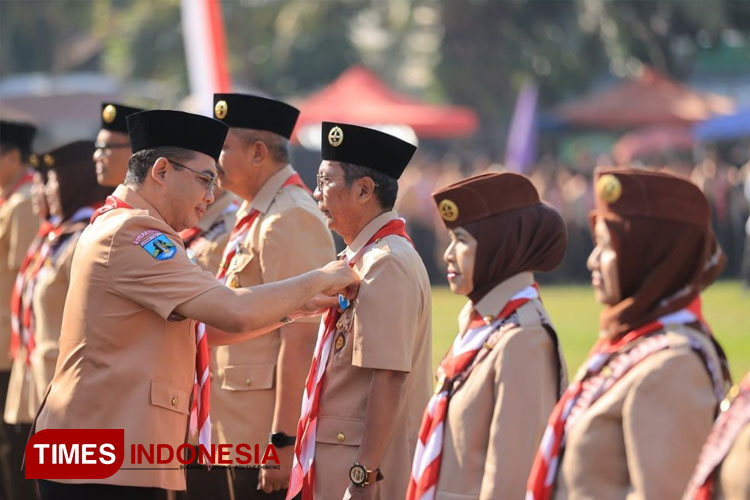 Penyematan Lencana Pancawarsa I oleh Ka. Mabicab Gerakan Pramuka Kota Madiun.(Foto: Kominfo Kota Madiun for TIMES Indonesia)