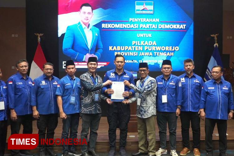 Yophi Prabowo dan Lukman Hakim mengapit Ketum Partai Demokrat AHY dan menunjukkan surat rekomendasi untuk Pilkada 2024 Purworejo. (Foto: Istimewa/TIMES Indonesia)