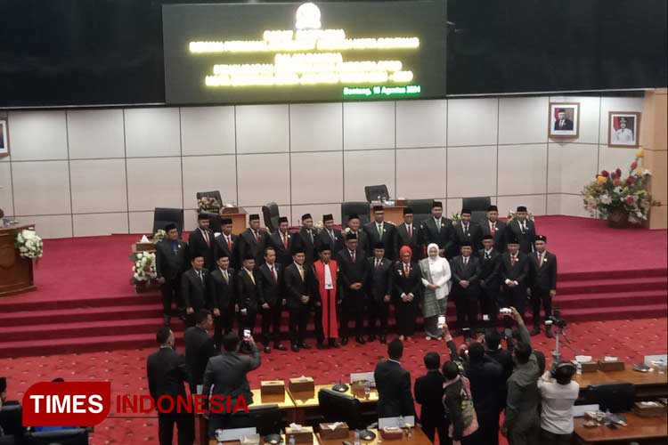 Sesi Foto Bersama Anggota DPRD yang telah di Lantik (Foto: Amril/Times Indonesia)