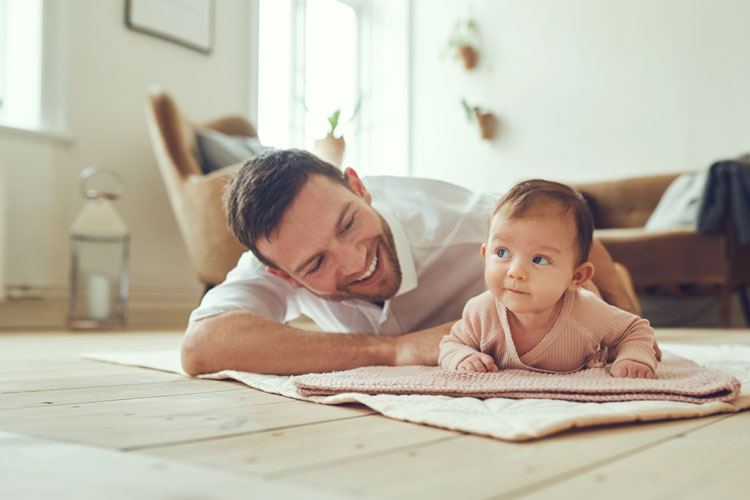 Ilustrasi - Ayah dan bayi bermain bersama, menciptakan momen spesial yang memperkuat ikatan mereka (Foto: Shuterstock/Ground Picture)
