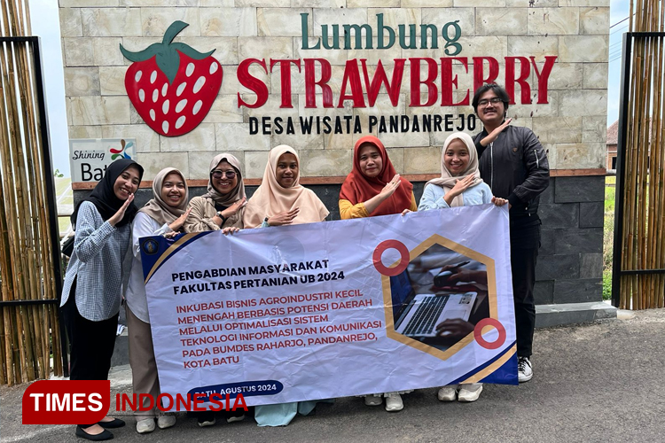 Tim Pengabdian Masyarakat Fakultas Pertanian UB saat berada di Lumbung Stroberi. (Foto: Dok Tim Pengabdian Masyarakat)