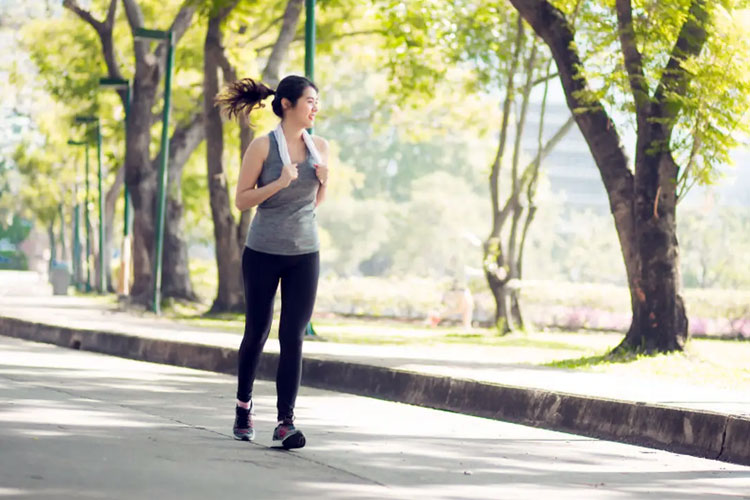 Ilustrasi - Berjalan kaki di pagi hari adalah kebiasaan sehat dengan banyak manfaat (Foto: shutterstock/Chompoo Suriyo)