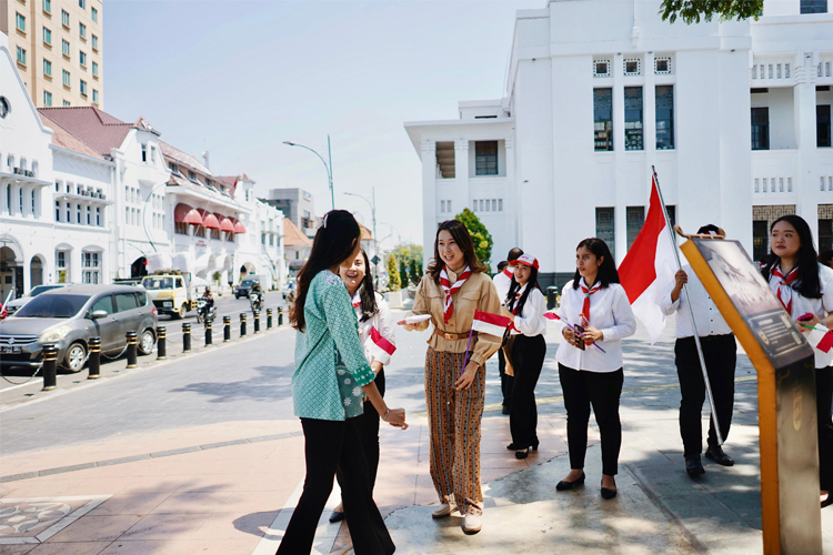 Pembagian bendera oleh staff Mercure Surabaya Grand Mirama kepada pengunjung Kota Tua Surabaya. (Foto: Mercure Surabaya)