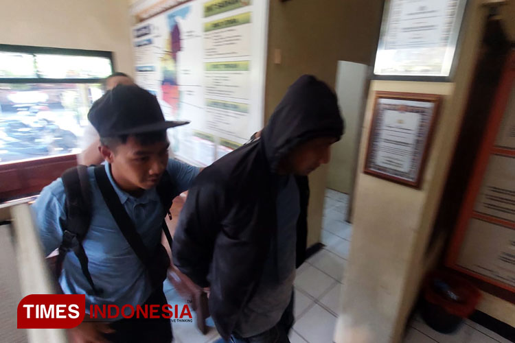 Pelaku pencurian motor saat diamankan petugas ke Polsek Kademangan, olres Probolinggo Kota. (Foto: Rizky Putra Dinsti/TIMES Indonesia).