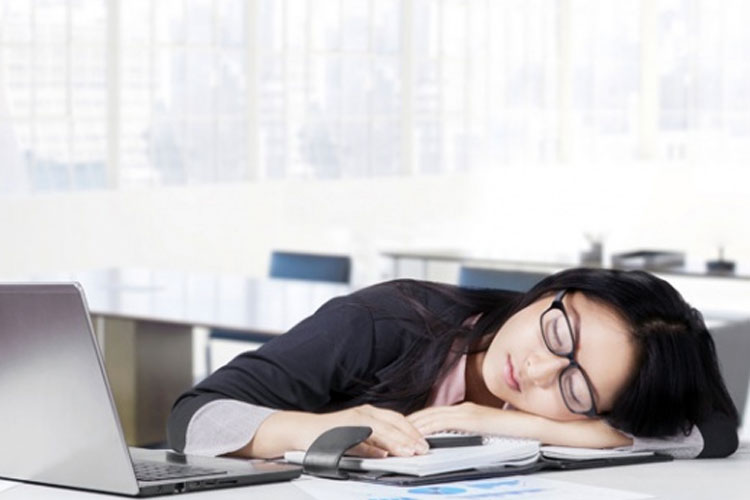 Ilustrasi wanita tidur di kantor. (Foto: shutterstock)