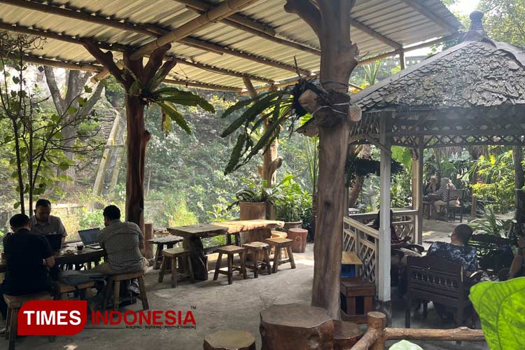 Cafe Pipir Lepen: A Riverside Retreat in Malang