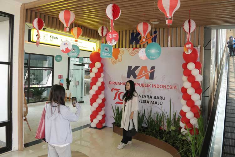 PT KAI Daop 2 Bandung Meriahkan HUT RI dengan Ornamen Merah Putih