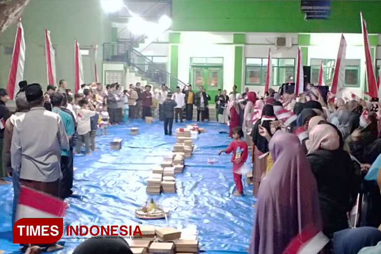 Warga RT 10 Kelurahan Cepokomulyo, Kabupaten Malang, saat acara barikan, yang bertempat di halaman parkir Gedung Serbaguna NU Kabupaten Malang, Jum'at (16/8/2024) malam. (FOTO: Khoirul Amin/TIMES Indonesia) 