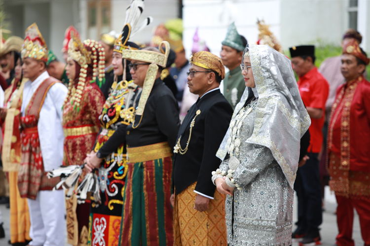 Bupati Banyuwangi Ipuk Fiestiandani Azwar Anas saat menggunakan busana adat minang di Upacara Kemerdekaan RI ke-79 (Foto: Humas Pemkab for TIMES Indonesia)