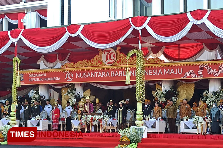 Wali Kota Surabaya, Eri Cahyadi saat menjadi inspektur upacara. (FOTO: Siti Nur Faizah/TIMES Indonesia)