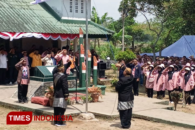 Suasana pengibaran bendera Merah-putih dalam upacara HUT ke-79 RI di Petilasan Letkol Sroedji. (Foto: M. Abdul Basid/TIMES Indonesia)