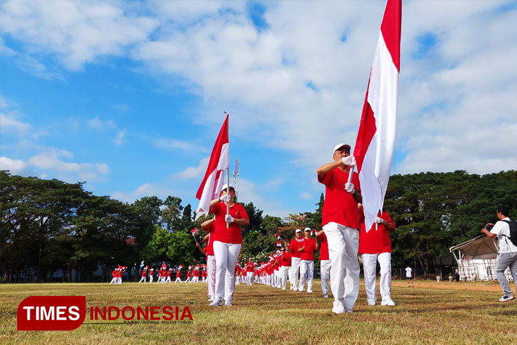 Kirab bendera para lansia yang tergabung dalam Yayasan Sosial Budi Mulia Abadi Banyuwangi di lapangan GOR Tawang Alun. (Foto: Anggara Cahya/TIMES Indonesia)