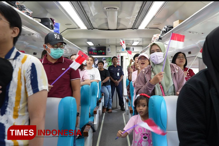 HUT ke-79 RI, Penumpang Kereta Api Nyanyikan Indonesia Raya Saat Perjalanan 