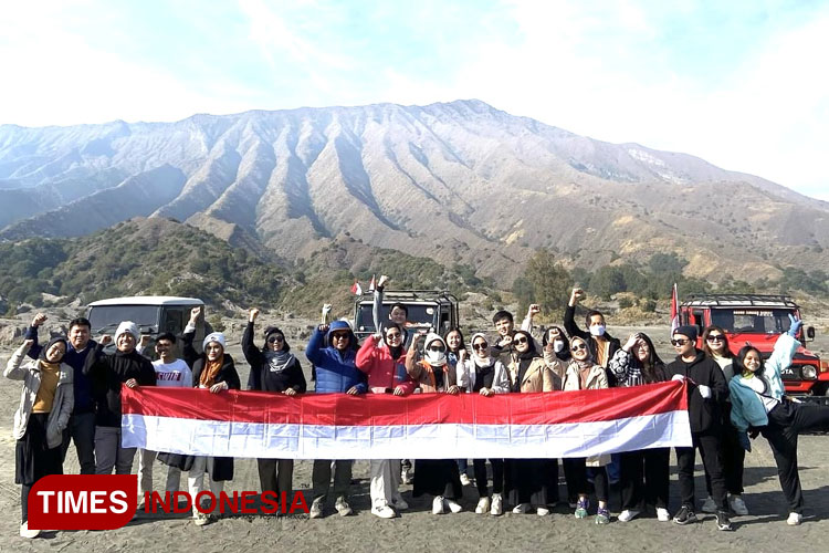 Peserta upacara di lautan pasir Gunung Bromo. (Happy Saskia for TIMES Indonesia)