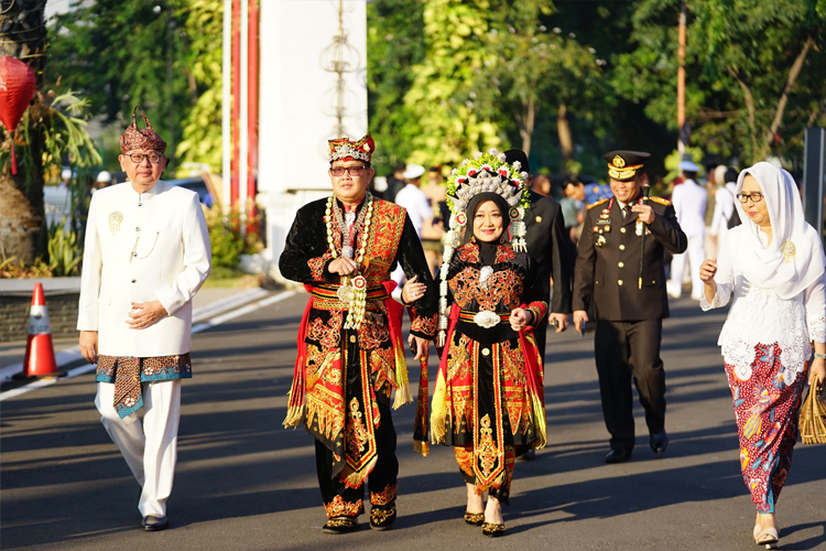Upacara HUT ke-79 RI di Gedung Negara Grahadi Berlangsung Khidmat dan Meriah