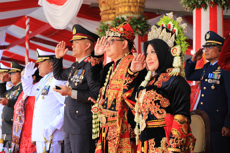 Kenakan Baju Adat Osing, Pj Gubernur Jatim Serukan Optimisme Jatim Gerbang Nusantara Baru Saat Upacara HUT ke-79 RI