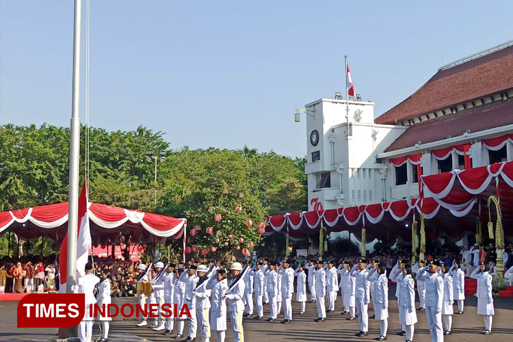 Prosesi-pengibaran-sang-saka-merah-putih.jpg