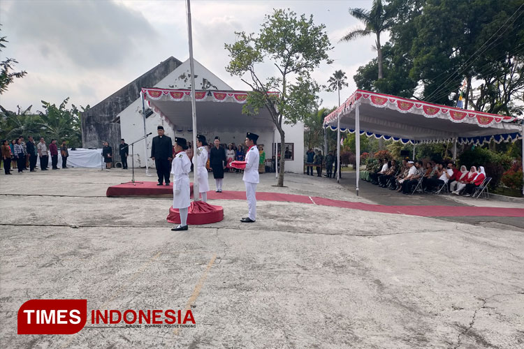 Pendeta MA GKJW Bisa Tegas ala Militer Saat Jadi Petugas Upacara HUT RI