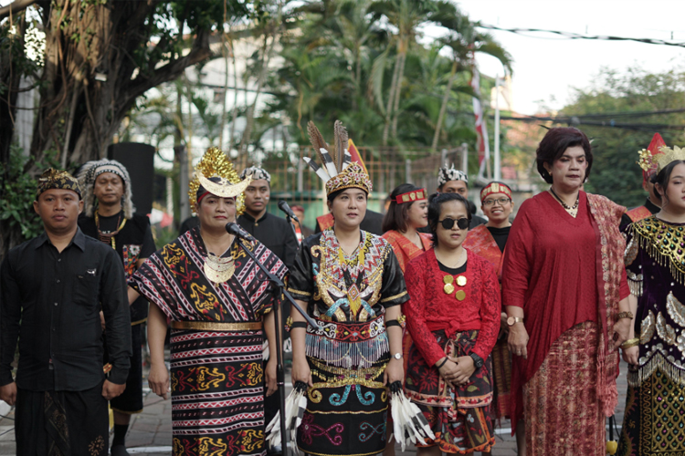 Ragam baju adat Indonesia warnai upacara bendera di Mercure Surabaya Grand Mirama. (Foto: Mercure Surabaya)