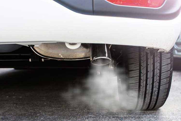 Ilustrasi memanaskan mobil. Ahli otomotif menyarankan untuk tidak terlalu lama memanaskan mobil karena akan mempengaruhi mesin.
