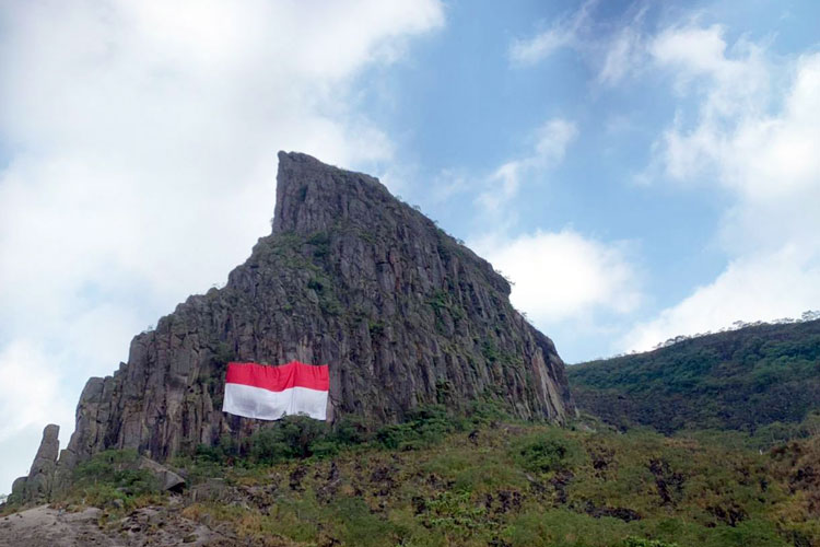 HUT ke-79 RI, Bendera Merah Putih Berkibar Gagah di Tebing Sumbing Gunung Kelud