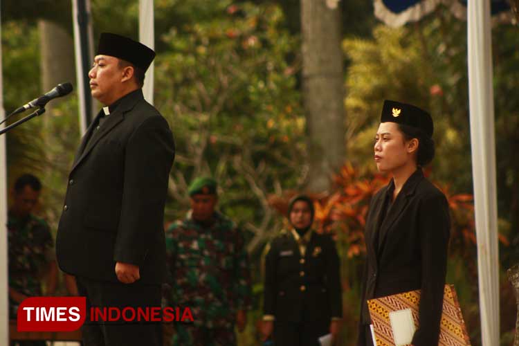 Pdt Natael Hermawan Prianto, Ketua Pelayan Majelis Agung GKJW dengan berdiri tegap sebagai Inspektur Upacara peringatan HUT ke 79 Kemerdekaan RI. (FOTO: Widodo Irianto/TIMES Indonesia)
