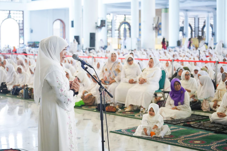 Ketua Umum PP Muslimat NU yang juga Gubernur Jatim periode 2019-2024 secara khusus mengundang Pemegang Utama Mutawalli Masjid & Maqam Sultanul Aulia Al Sheikh Abdul Qadir Al-Jailani yaitu Assyeikh Assayyid Afeefuddin Al-Jailani