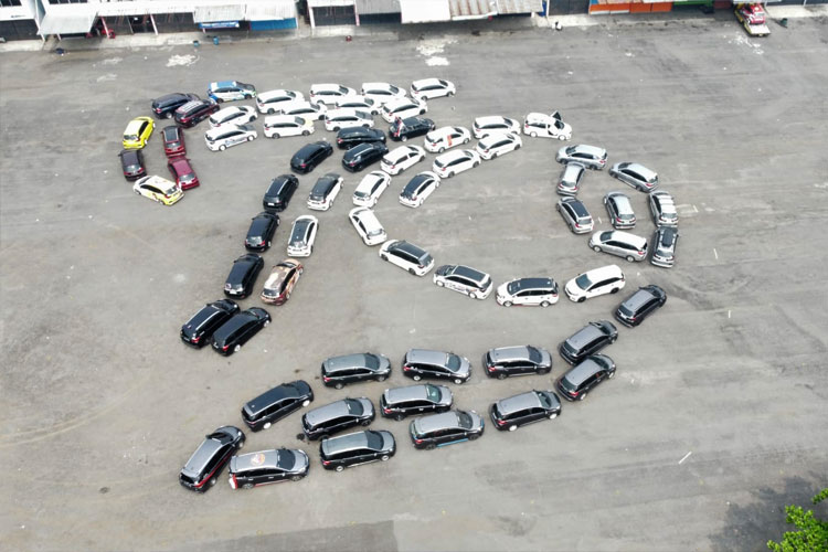 Puluhan Honda Mobilio dari Mobilio Indonesia Community membentuk konfigurasi angka 79, sebagai simbol peringatan 79 tahun kemerdekaan RI. (FOTO: dok Mobility)