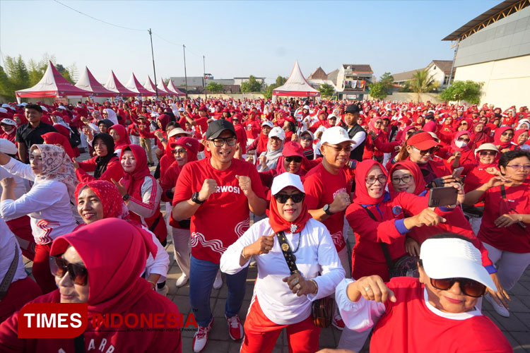 Pj. Wali Kota Mojokerto, Ali Kuncoro dalam agenda Senam Merah Putih Perwosi, Kota Mojokerto, Minggu (18/8/2024) (FOTO: Dok. TIMES Indonesia)