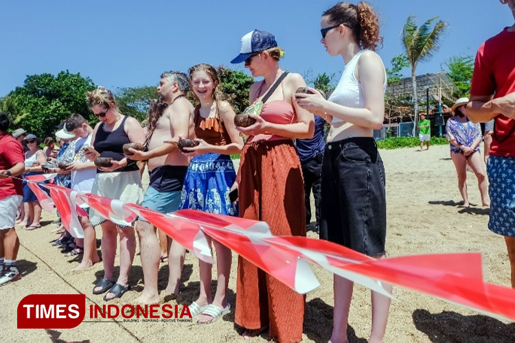 Puluhan wisatawan asing saat akan melepas tukik di pantai Sanur. (Foto: Dok Griya Santrian for Times Indonesia)