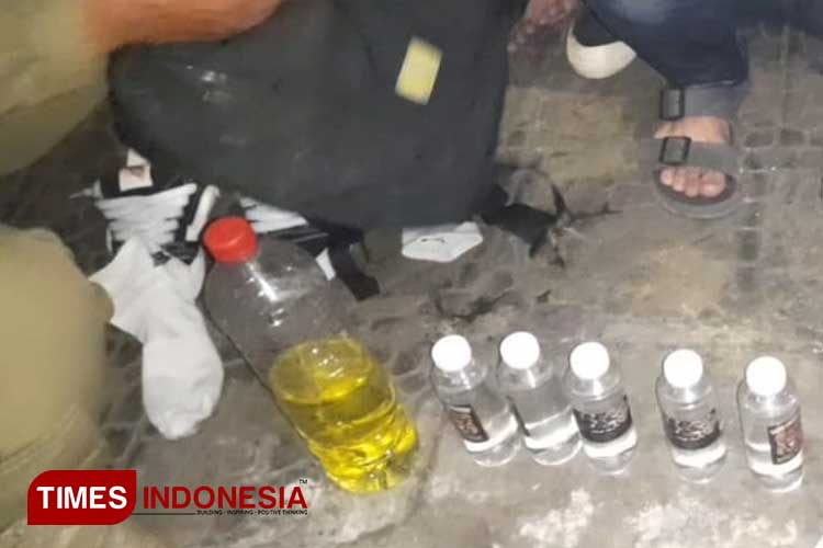 Sejumlah botol minuman keras jenis ciu dan arak bali disita di Jalan Tarumanagara saat Patroli Gabungan di Kota Tasikmalaya, Jawa Barat. Sabtu, (17/8/2024) malam. (FOTO: Harniwan Obech/TIMES Indonesia)