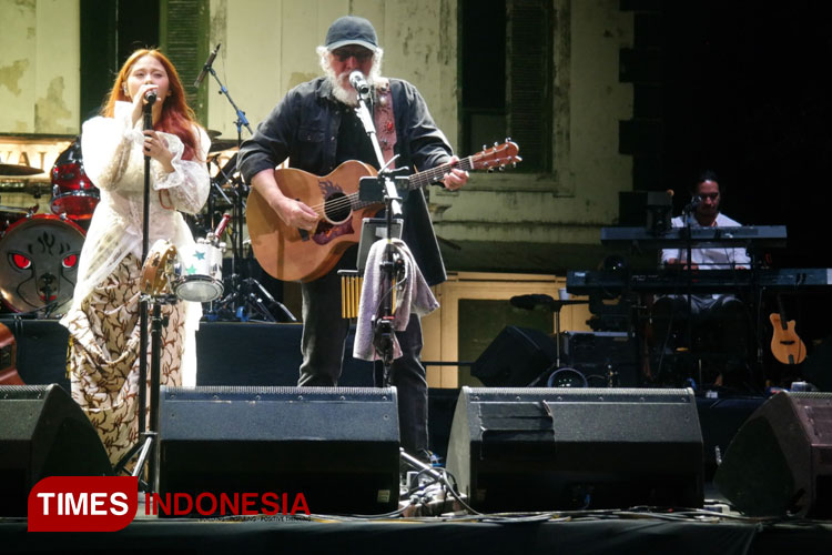 Penampilan penyanyi Iwan Fals dan Nadin Amizah di Konser Dua Generasi yang diselenggarakan di Pamedan Mangkunegaran, Kota Solo.(FOTO: Anugrah Dany/TIMES Indonesia)