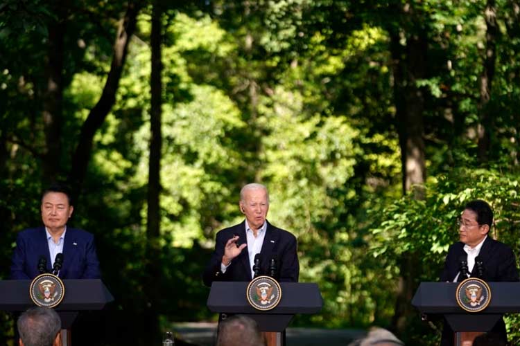 Presiden Korea Selatan Yoon Suk Yeol (kiri) dan Perdana Menteri Jepang Fumio Kishida (kanan) mendengarkan Presiden AS Joe Biden berbicara dalam konferensi pers di Camp David, Maryland, pada 18 Agustus 2023. (Foto: VOA Indonesia/AP/Andrew Harnik)