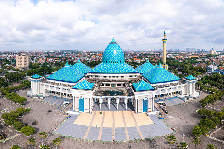 Masjid Al-Akbar Surabaya merupakan masjid terbesar kedua di Indonesia setelah Masjid Istiqlal. Masjid ini dapat menampung hingga 60.000 jamaah. (Foto: indonesiavirtualtour.com)